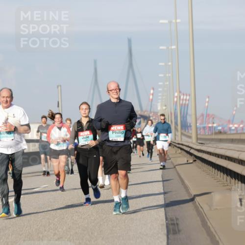 03.10.2025 - Köhlbrandbrückenlauf Jannik Wohlers http://msf.ph/oto/9092039 03.10.2025 09:59:47 Position 3 2056, 1821, 1666 meine-sportfotos.de