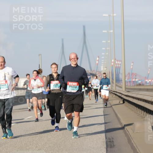 03.10.2025 - Köhlbrandbrückenlauf Jannik Wohlers http://msf.ph/oto/9092063 03.10.2025 09:59:47 Position 3 2056, 1821, 1666 meine-sportfotos.de