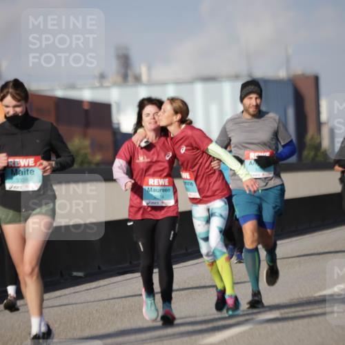 03.10.2025 - Köhlbrandbrückenlauf Jannik Wohlers http://msf.ph/oto/9092074 03.10.2025 10:11:38 Position 3 3328, 2554 meine-sportfotos.de
