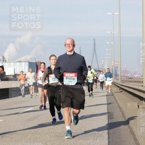 03.10.2025 - Köhlbrandbrückenlauf Jannik Wohlers http://msf.ph/oto/9092155 03.10.2025 09:59:49 Position 3 2056, 1821, 1666 meine-sportfotos.de
