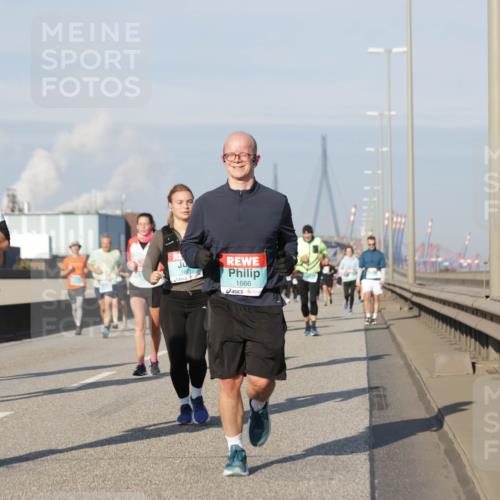 03.10.2025 - Köhlbrandbrückenlauf Jannik Wohlers http://msf.ph/oto/9092160 03.10.2025 09:59:49 Position 3 2056, 1821, 1666 meine-sportfotos.de