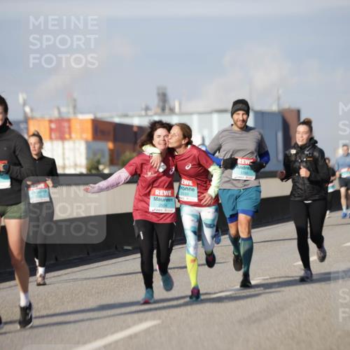 03.10.2025 - Köhlbrandbrückenlauf Jannik Wohlers http://msf.ph/oto/9092197 03.10.2025 10:11:39 Position 3 3928, 1769, 2554, 2533 meine-sportfotos.de