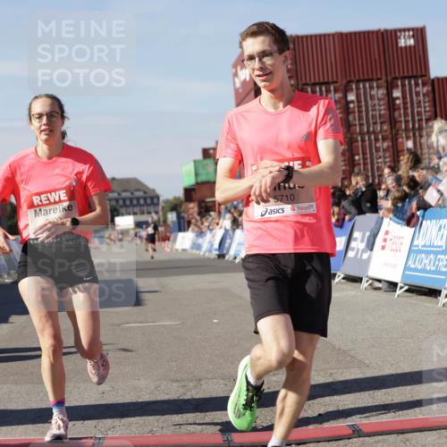 03.10.2025 - Köhlbrandbrückenlauf Jannik Wohlers http://msf.ph/oto/9092236 03.10.2025 12:54:05 Ziel 4030, 5710, 5947, 6002, 6200, 6817 meine-sportfotos.de