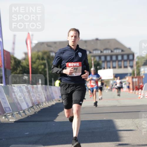 03.10.2025 - Köhlbrandbrückenlauf Jannik Wohlers http://msf.ph/oto/9092320 03.10.2025 12:54:16 Ziel 4598 meine-sportfotos.de