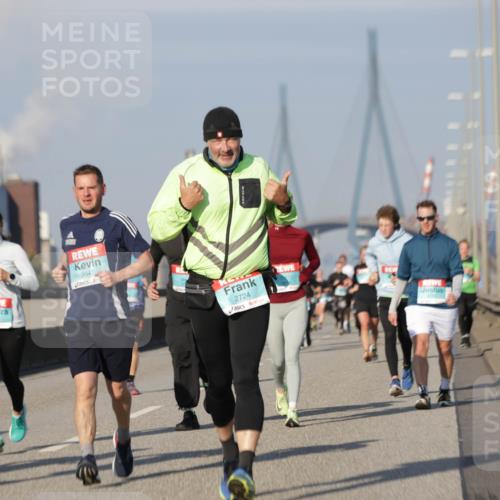 03.10.2025 - Köhlbrandbrückenlauf Jannik Wohlers http://msf.ph/oto/9092327 03.10.2025 09:59:54 Position 3 3049, 3047, 2724 meine-sportfotos.de