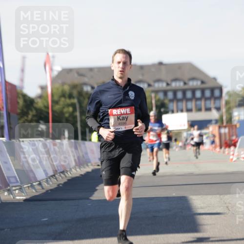 03.10.2025 - Köhlbrandbrückenlauf Jannik Wohlers http://msf.ph/oto/9092328 03.10.2025 12:54:16 Ziel 4598 meine-sportfotos.de