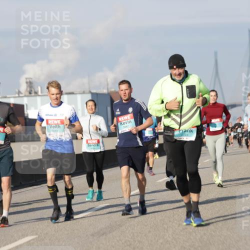 03.10.2025 - Köhlbrandbrückenlauf Jannik Wohlers http://msf.ph/oto/9092344 03.10.2025 09:59:55 Position 3 3048, 3049, 3047, 2724 meine-sportfotos.de