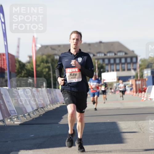 03.10.2025 - Köhlbrandbrückenlauf Jannik Wohlers http://msf.ph/oto/9092350 03.10.2025 12:54:16 Ziel 4598 meine-sportfotos.de
