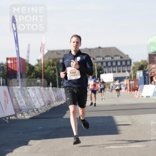 03.10.2025 - Köhlbrandbrückenlauf Jannik Wohlers http://msf.ph/oto/9092368 03.10.2025 12:54:16 Ziel 4598 meine-sportfotos.de
