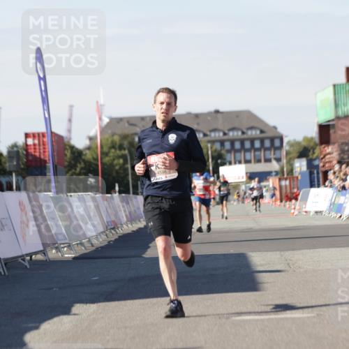 03.10.2025 - Köhlbrandbrückenlauf Jannik Wohlers http://msf.ph/oto/9092380 03.10.2025 12:54:16 Ziel 4598 meine-sportfotos.de