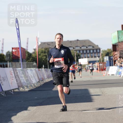 03.10.2025 - Köhlbrandbrückenlauf Jannik Wohlers http://msf.ph/oto/9092393 03.10.2025 12:54:16 Ziel 4598 meine-sportfotos.de