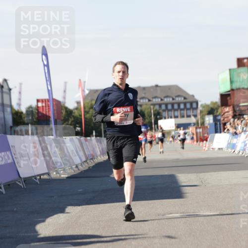 03.10.2025 - Köhlbrandbrückenlauf Jannik Wohlers http://msf.ph/oto/9092446 03.10.2025 12:54:16 Ziel 4598 meine-sportfotos.de