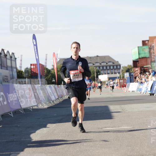 03.10.2025 - Köhlbrandbrückenlauf Jannik Wohlers http://msf.ph/oto/9092477 03.10.2025 12:54:16 Ziel 4598 meine-sportfotos.de