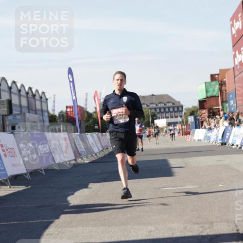 03.10.2025 - Köhlbrandbrückenlauf Jannik Wohlers http://msf.ph/oto/9092493 03.10.2025 12:54:17 Ziel 4598 meine-sportfotos.de
