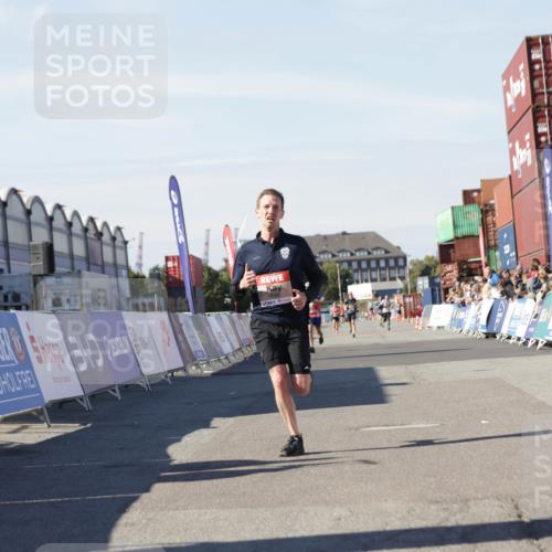 03.10.2025 - Köhlbrandbrückenlauf Jannik Wohlers http://msf.ph/oto/9092502 03.10.2025 12:54:17 Ziel 4598 meine-sportfotos.de