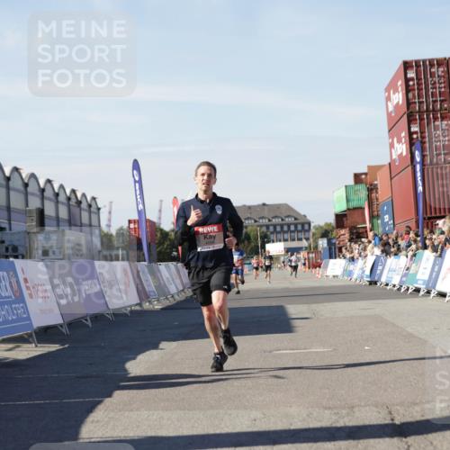03.10.2025 - Köhlbrandbrückenlauf Jannik Wohlers http://msf.ph/oto/9092525 03.10.2025 12:54:17 Ziel 4598 meine-sportfotos.de