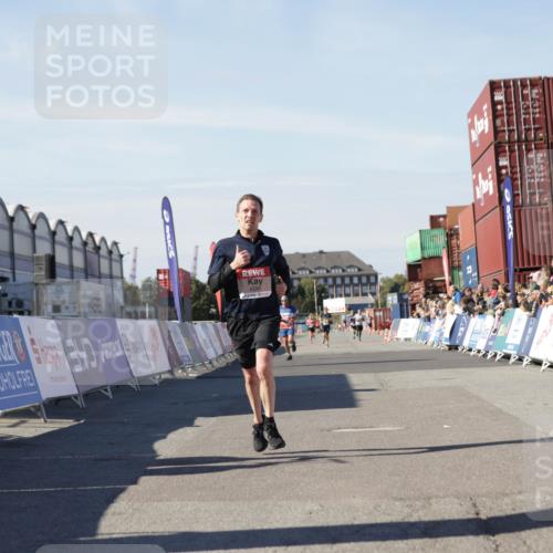 03.10.2025 - Köhlbrandbrückenlauf Jannik Wohlers http://msf.ph/oto/9092537 03.10.2025 12:54:17 Ziel 4598 meine-sportfotos.de