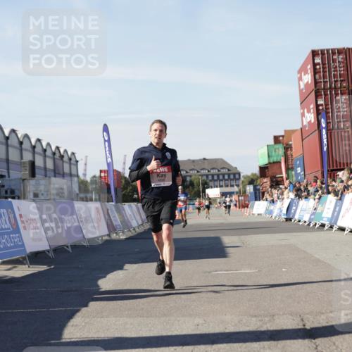 03.10.2025 - Köhlbrandbrückenlauf Jannik Wohlers http://msf.ph/oto/9092550 03.10.2025 12:54:17 Ziel 4598 meine-sportfotos.de