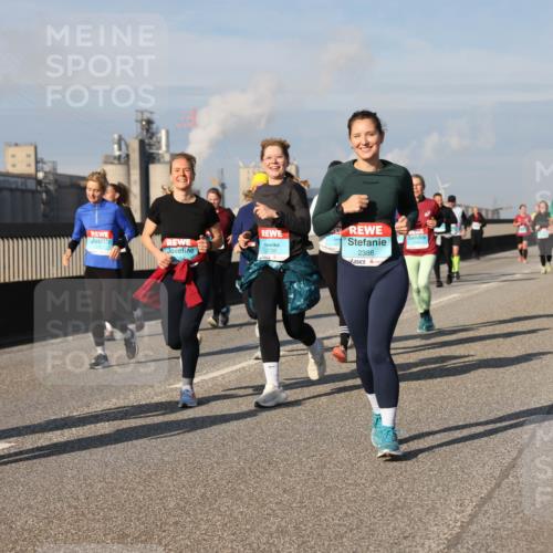 03.10.2025 - Köhlbrandbrückenlauf Lena Gebhardt http://msf.ph/oto/9092557 03.10.2025 10:08:24 Position 2 3739, 2388 meine-sportfotos.de