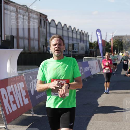 03.10.2025 - Köhlbrandbrückenlauf Jannik Wohlers http://msf.ph/oto/9092563 03.10.2025 13:20:02 Ziel 4433, 4721, 5037, 5175, 5328, 5456, 5481, 5656, 5657, 5658, 5841, 6068, 6414, 6567, 6568, 6589, 6649, 6663 meine-sportfotos.de