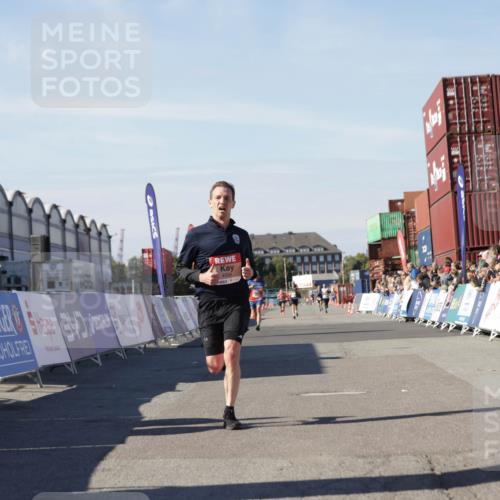 03.10.2025 - Köhlbrandbrückenlauf Jannik Wohlers http://msf.ph/oto/9092565 03.10.2025 12:54:17 Ziel 4598 meine-sportfotos.de