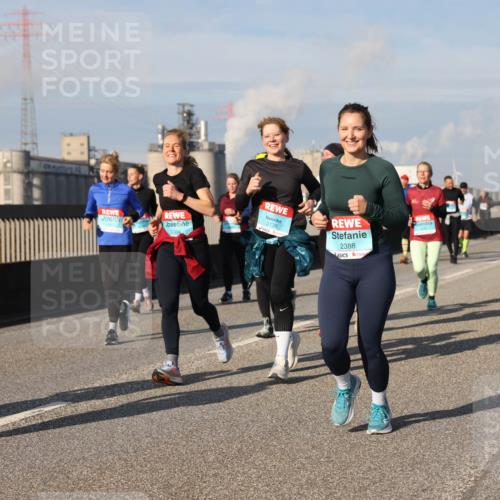 03.10.2025 - Köhlbrandbrückenlauf Lena Gebhardt http://msf.ph/oto/9092570 03.10.2025 10:08:24 Position 2 3739, 2388 meine-sportfotos.de