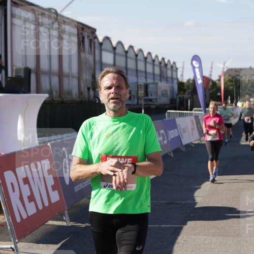 03.10.2025 - Köhlbrandbrückenlauf Jannik Wohlers http://msf.ph/oto/9092572 03.10.2025 13:20:02 Ziel 4433, 4721, 5037, 5175, 5328, 5456, 5481, 5656, 5657, 5658, 5841, 6068, 6414, 6567, 6568, 6589, 6649, 6663 meine-sportfotos.de