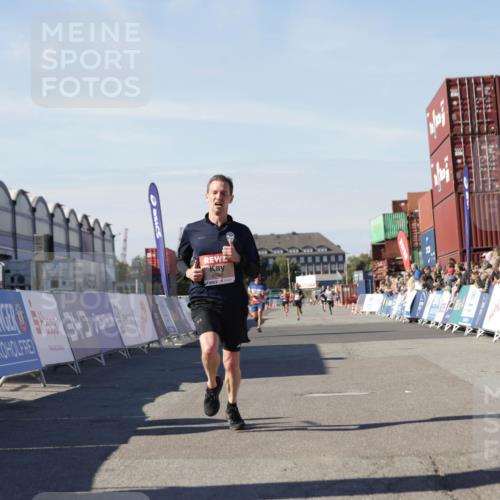 03.10.2025 - Köhlbrandbrückenlauf Jannik Wohlers http://msf.ph/oto/9092590 03.10.2025 12:54:17 Ziel 4598 meine-sportfotos.de