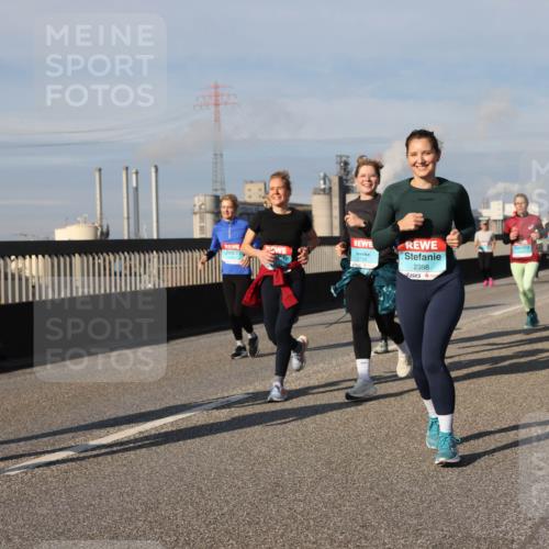 03.10.2025 - Köhlbrandbrückenlauf Lena Gebhardt http://msf.ph/oto/9092594 03.10.2025 10:08:24 Position 2 3604, 3739, 2388 meine-sportfotos.de