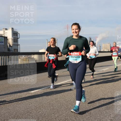 03.10.2025 - Köhlbrandbrückenlauf Lena Gebhardt http://msf.ph/oto/9092625 03.10.2025 10:08:25 Position 2 2388 meine-sportfotos.de