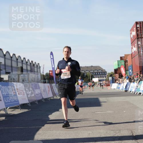 03.10.2025 - Köhlbrandbrückenlauf Jannik Wohlers http://msf.ph/oto/9092627 03.10.2025 12:54:17 Ziel 4598 meine-sportfotos.de
