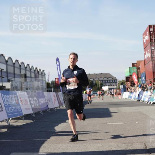 03.10.2025 - Köhlbrandbrückenlauf Jannik Wohlers http://msf.ph/oto/9092635 03.10.2025 12:54:17 Ziel 4598 meine-sportfotos.de