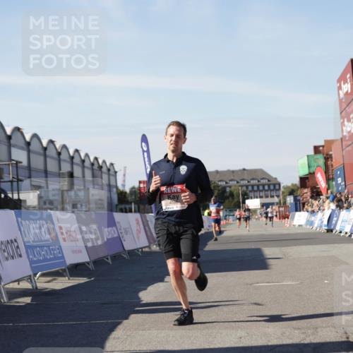 03.10.2025 - Köhlbrandbrückenlauf Jannik Wohlers http://msf.ph/oto/9092647 03.10.2025 12:54:17 Ziel 4598 meine-sportfotos.de