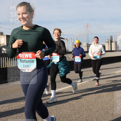 03.10.2025 - Köhlbrandbrückenlauf Lena Gebhardt http://msf.ph/oto/9092658 03.10.2025 10:08:26 Position 2 2388, 3739 meine-sportfotos.de