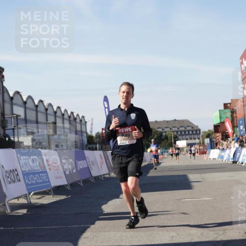 03.10.2025 - Köhlbrandbrückenlauf Jannik Wohlers http://msf.ph/oto/9092660 03.10.2025 12:54:17 Ziel 4598 meine-sportfotos.de