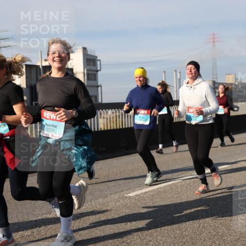 03.10.2025 - Köhlbrandbrückenlauf Lena Gebhardt http://msf.ph/oto/9092686 03.10.2025 10:08:26 Position 2 3364, 3739, 8746 meine-sportfotos.de