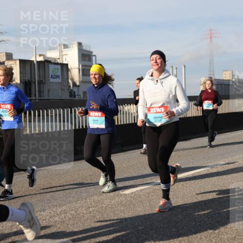 03.10.2025 - Köhlbrandbrückenlauf Lena Gebhardt http://msf.ph/oto/9092712 03.10.2025 10:08:27 Position 2 9739, 3745, 3746, 2086 meine-sportfotos.de