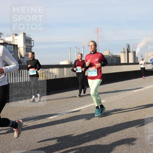 03.10.2025 - Köhlbrandbrückenlauf Lena Gebhardt http://msf.ph/oto/9092735 03.10.2025 10:08:27 Position 2 3746, 2086 meine-sportfotos.de