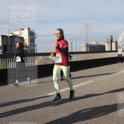 03.10.2025 - Köhlbrandbrückenlauf Lena Gebhardt http://msf.ph/oto/9092761 03.10.2025 10:08:28 Position 2 2086 meine-sportfotos.de