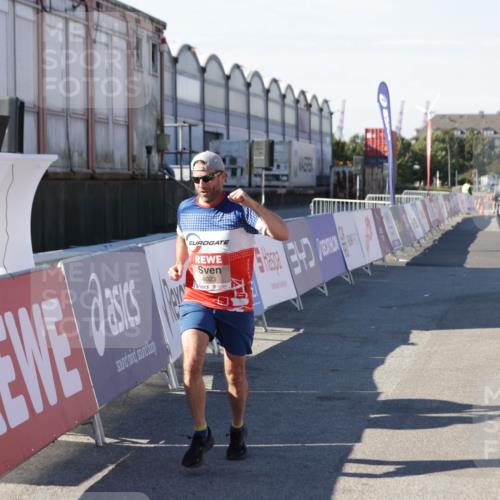03.10.2025 - Köhlbrandbrückenlauf Jannik Wohlers http://msf.ph/oto/9092859 03.10.2025 12:54:26 Ziel 4023, 4060, 4598 meine-sportfotos.de