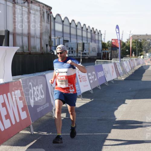03.10.2025 - Köhlbrandbrückenlauf Jannik Wohlers http://msf.ph/oto/9092871 03.10.2025 12:54:26 Ziel 4023, 4060, 4598 meine-sportfotos.de