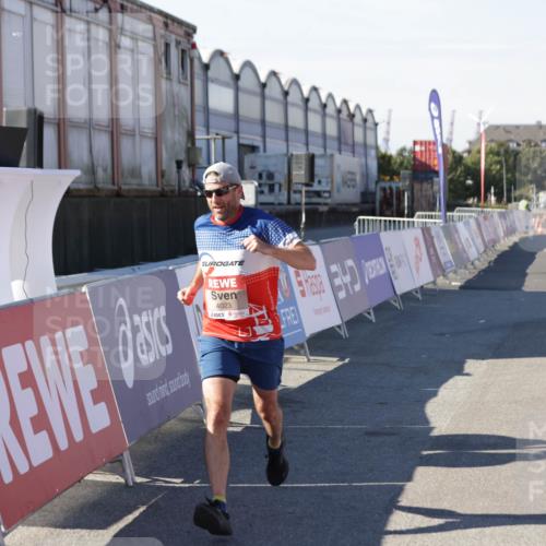 03.10.2025 - Köhlbrandbrückenlauf Jannik Wohlers http://msf.ph/oto/9092882 03.10.2025 12:54:26 Ziel 4023, 4060, 4598 meine-sportfotos.de