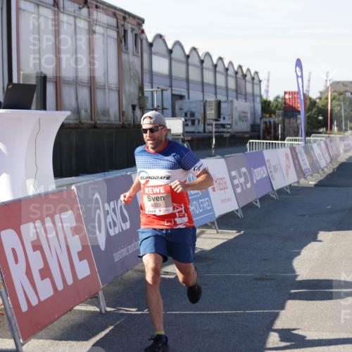 03.10.2025 - Köhlbrandbrückenlauf Jannik Wohlers http://msf.ph/oto/9092888 03.10.2025 12:54:26 Ziel 4023, 4060, 4598 meine-sportfotos.de