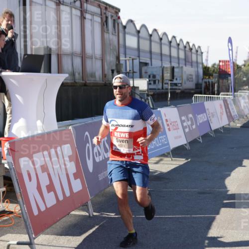 03.10.2025 - Köhlbrandbrückenlauf Jannik Wohlers http://msf.ph/oto/9092897 03.10.2025 12:54:26 Ziel 4023, 4060, 4598 meine-sportfotos.de
