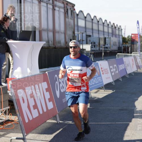 03.10.2025 - Köhlbrandbrückenlauf Jannik Wohlers http://msf.ph/oto/9092908 03.10.2025 12:54:26 Ziel 4023, 4060, 4598 meine-sportfotos.de
