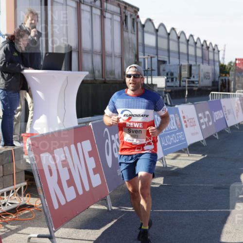 03.10.2025 - Köhlbrandbrückenlauf Jannik Wohlers http://msf.ph/oto/9092915 03.10.2025 12:54:26 Ziel 4023, 4060, 4598 meine-sportfotos.de