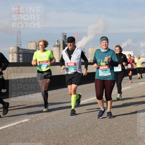 03.10.2025 - Köhlbrandbrückenlauf Lena Gebhardt http://msf.ph/oto/9092922 03.10.2025 10:08:33 Position 2 2342, 3292, 3293, 2, 02, 1700 meine-sportfotos.de