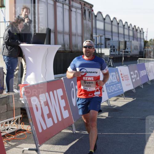 03.10.2025 - Köhlbrandbrückenlauf Jannik Wohlers http://msf.ph/oto/9092924 03.10.2025 12:54:26 Ziel 4023, 4060, 4598 meine-sportfotos.de