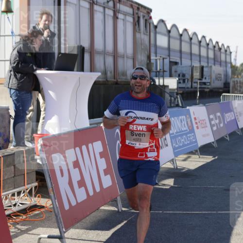 03.10.2025 - Köhlbrandbrückenlauf Jannik Wohlers http://msf.ph/oto/9092933 03.10.2025 12:54:26 Ziel 4023, 4060, 4598 meine-sportfotos.de