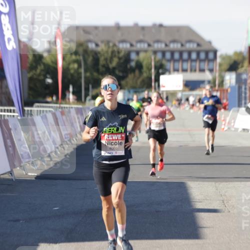 03.10.2025 - Köhlbrandbrückenlauf Jannik Wohlers http://msf.ph/oto/9092954 03.10.2025 12:54:31 Ziel 4023, 4060, 4106, 4209 meine-sportfotos.de